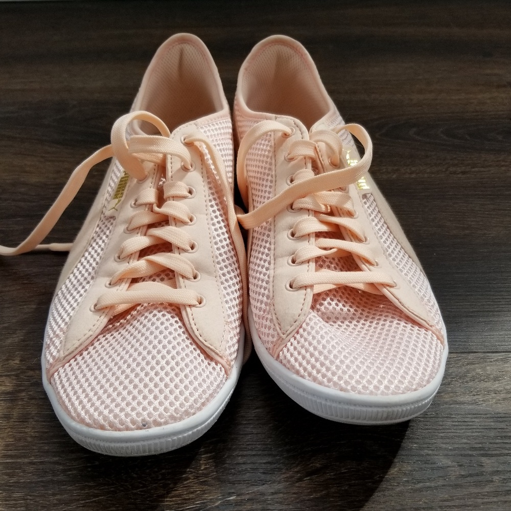 EUC Sz 11 Shell Pink Pumas with Gold Accents - Picture 2 of 5